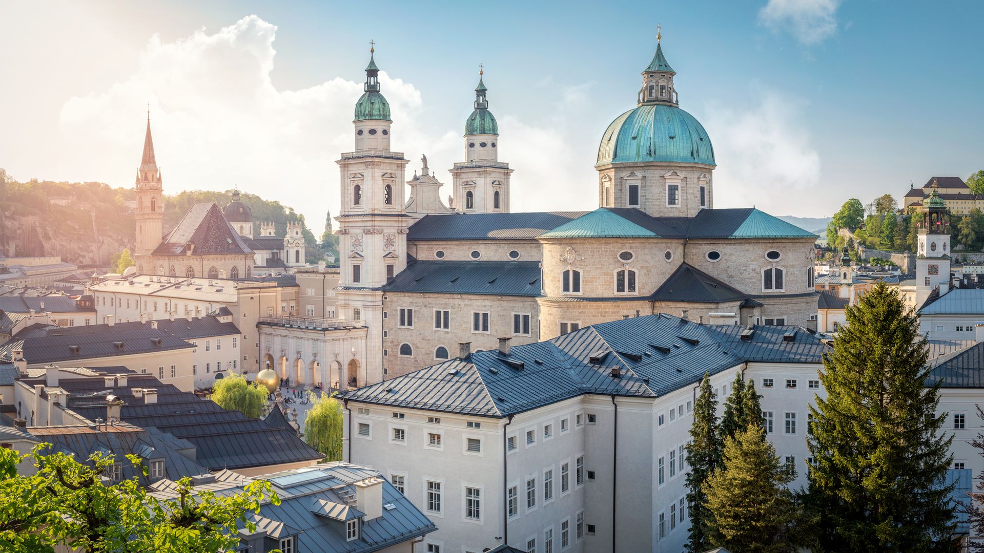 Weisse Kirche mit Sonnenschein und blauem Himmel im Hintergrund