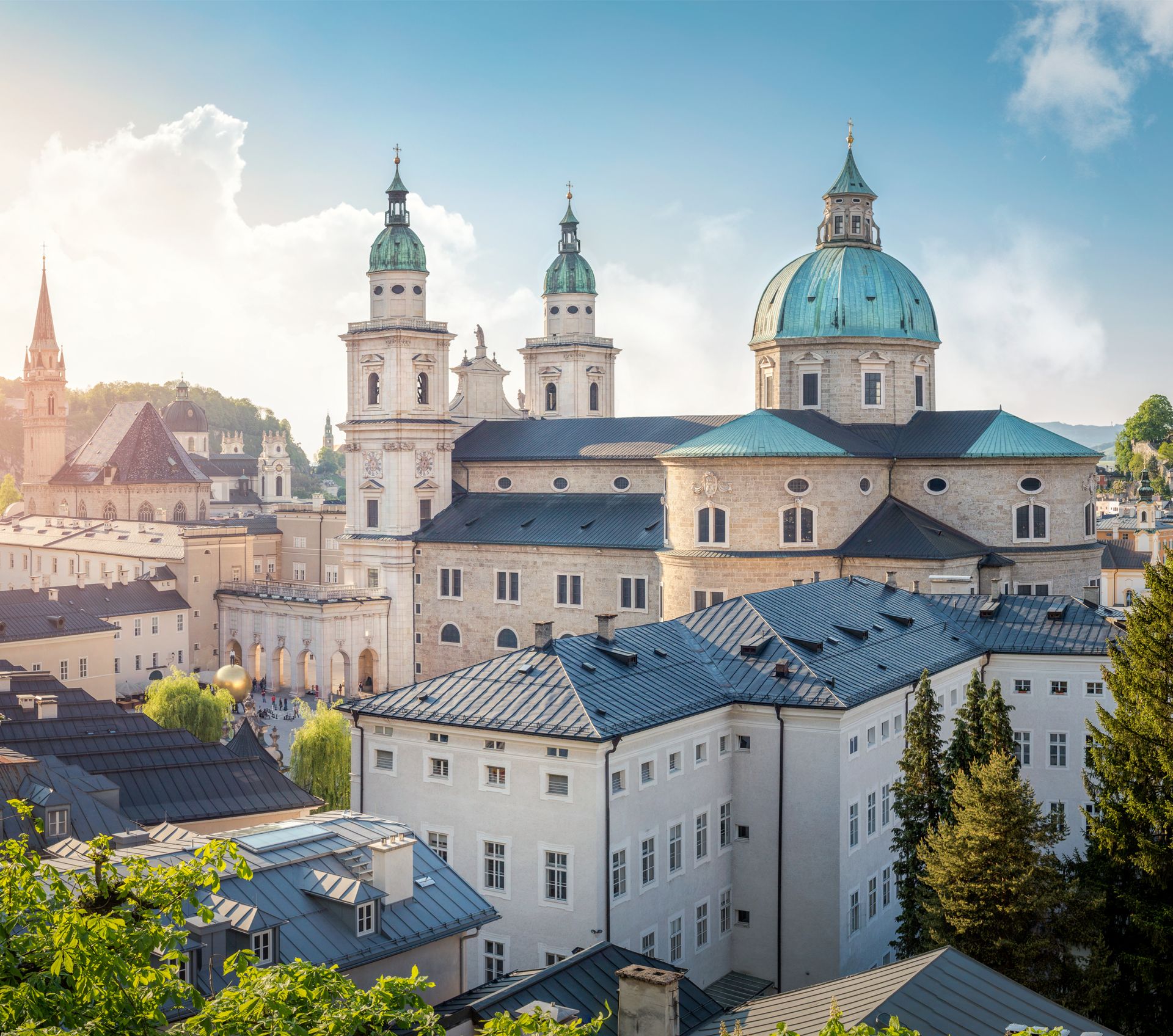 Weisse Kirche mit Sonnenschein und blauem Himmel im Hintergrund