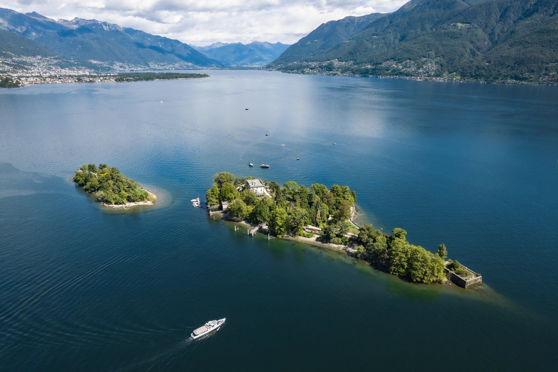 Der Lago Maggiore und mitten in See die grünen Brissago Inseln