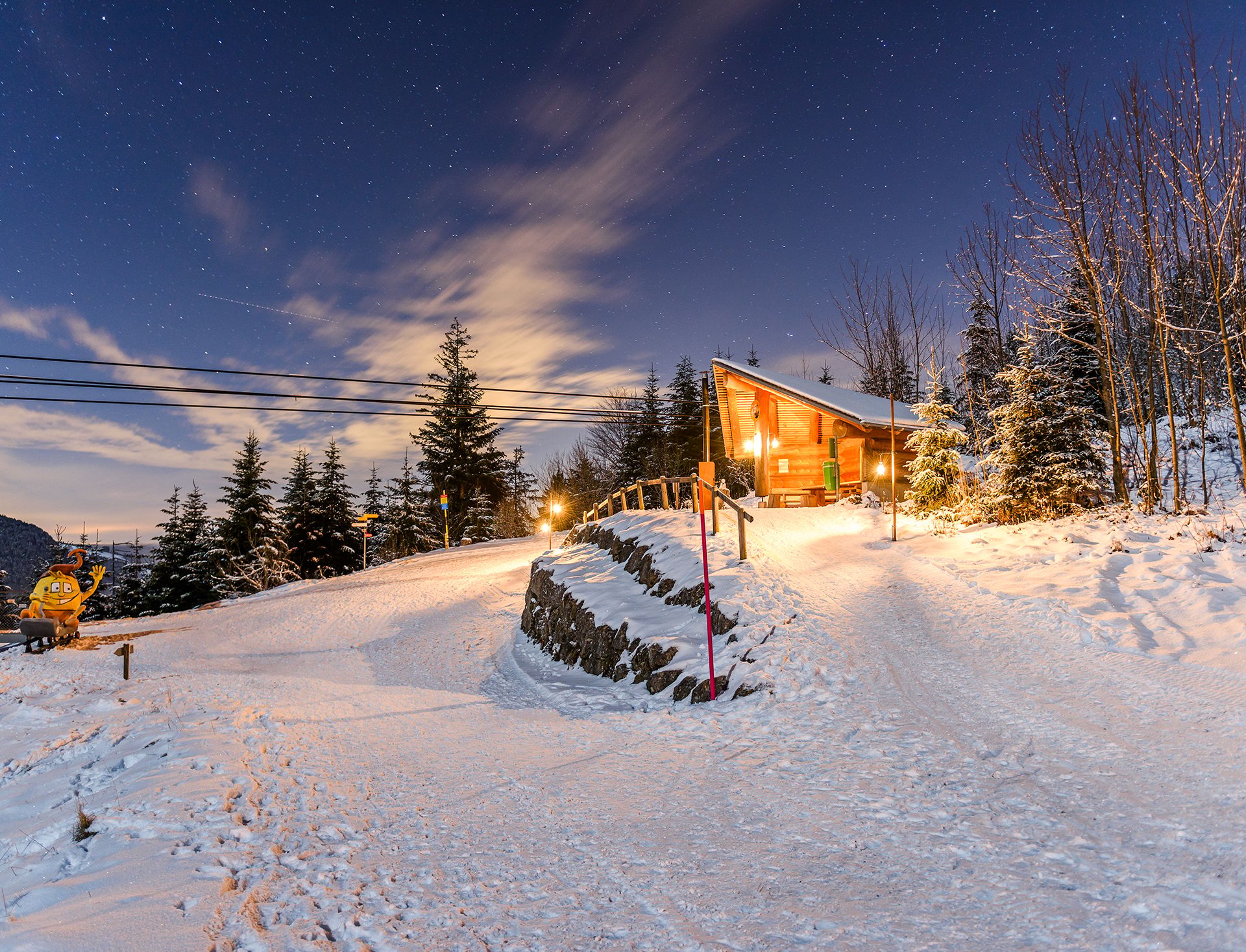 Abendstimmung auf dem Sattel-Hochstuckli mit dem Laternenweg