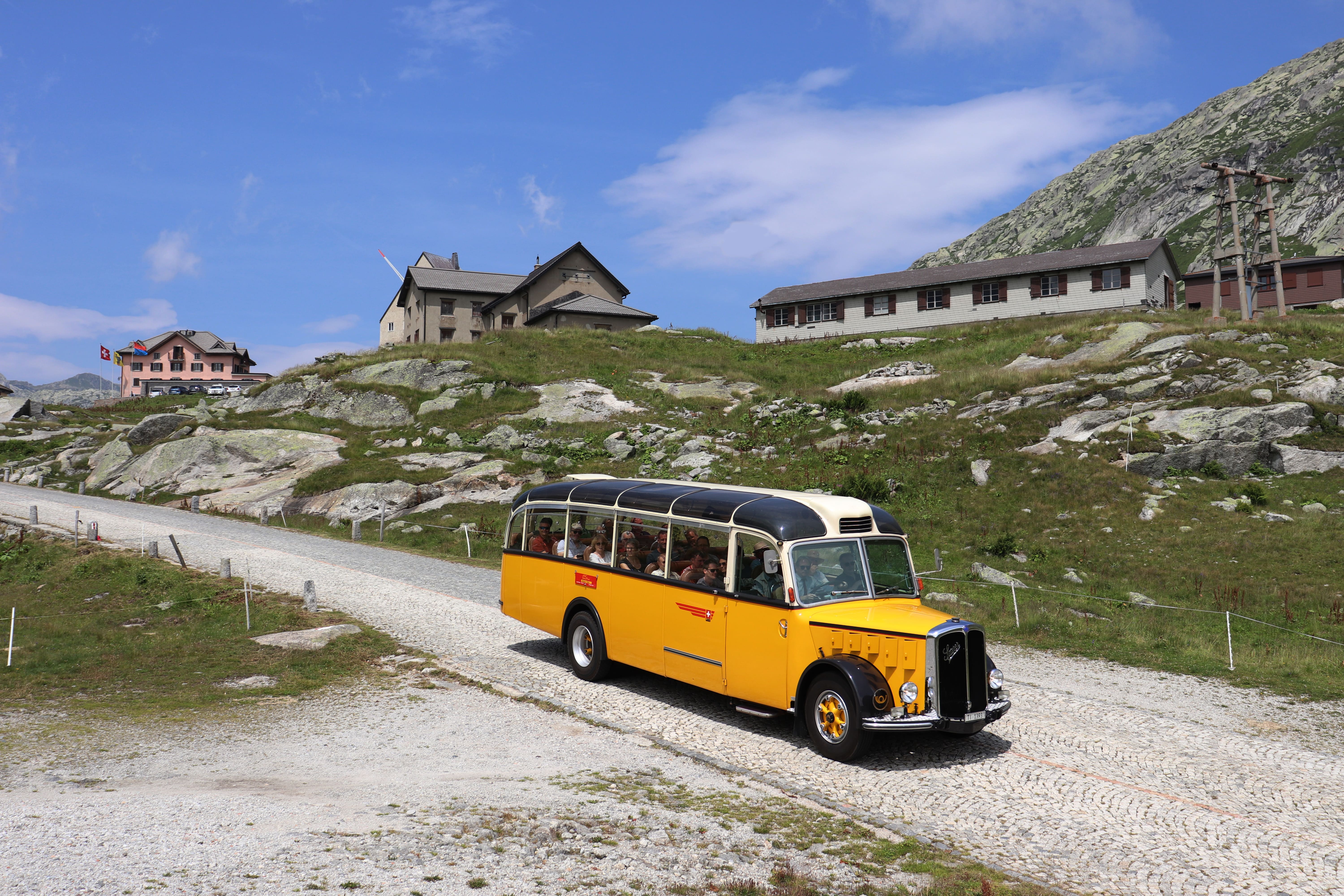 mys-Erlebniszug San Gottardo und Tremola im Postauto ab Göschenen-Ein Saurer-Postauto auf der Tremola, direkt unterhalb der Gotthardpasshöhe  | Un car postal Saurer sur la route de la Tremola, juste en dessous du col du  Saint-Gothard | Un autopostale Sau