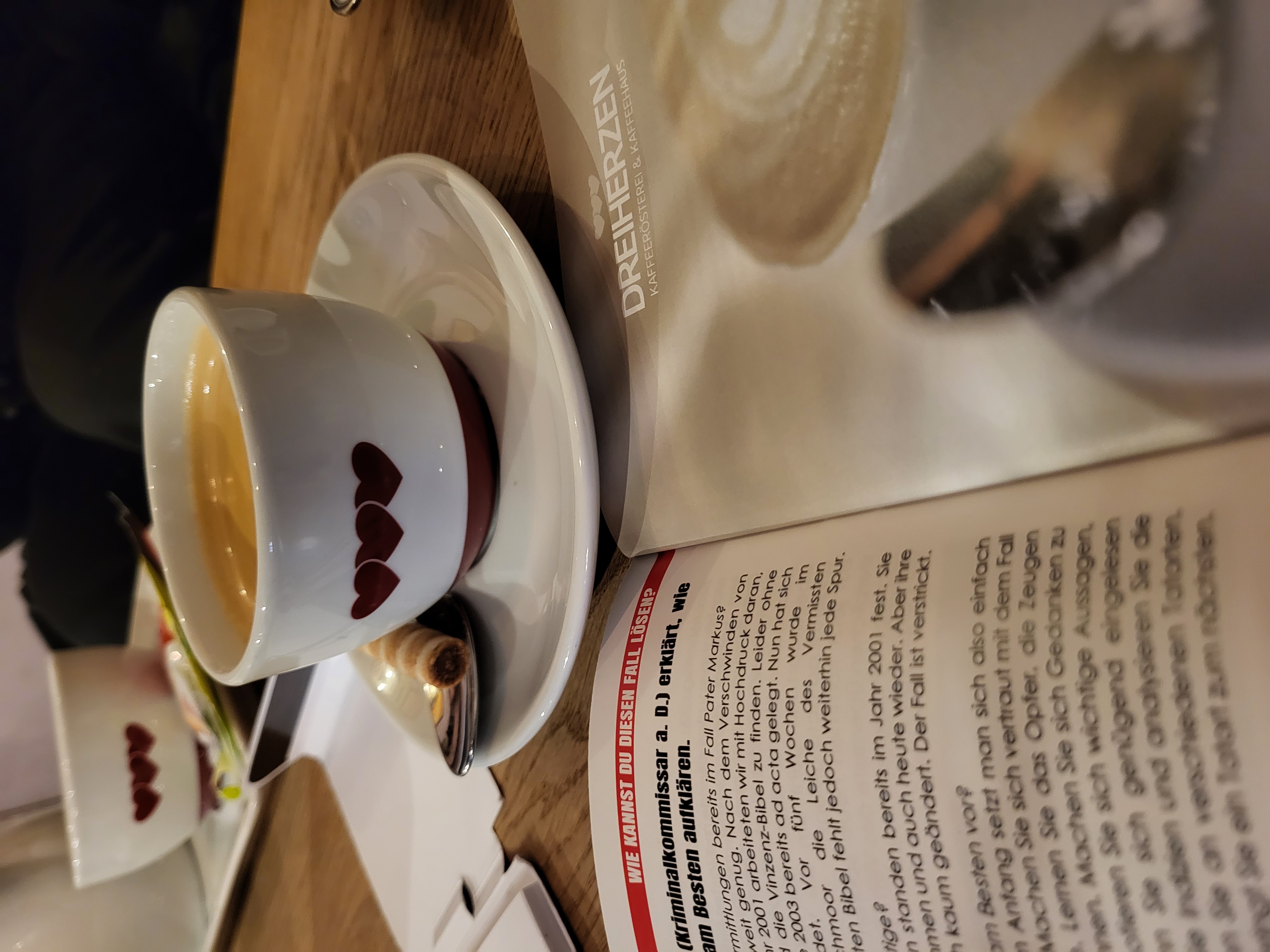 Pause café au Café Dreiherzen à Einsiedeln avec le livret du jeu de piste « Meurtre dans la tourbière ».