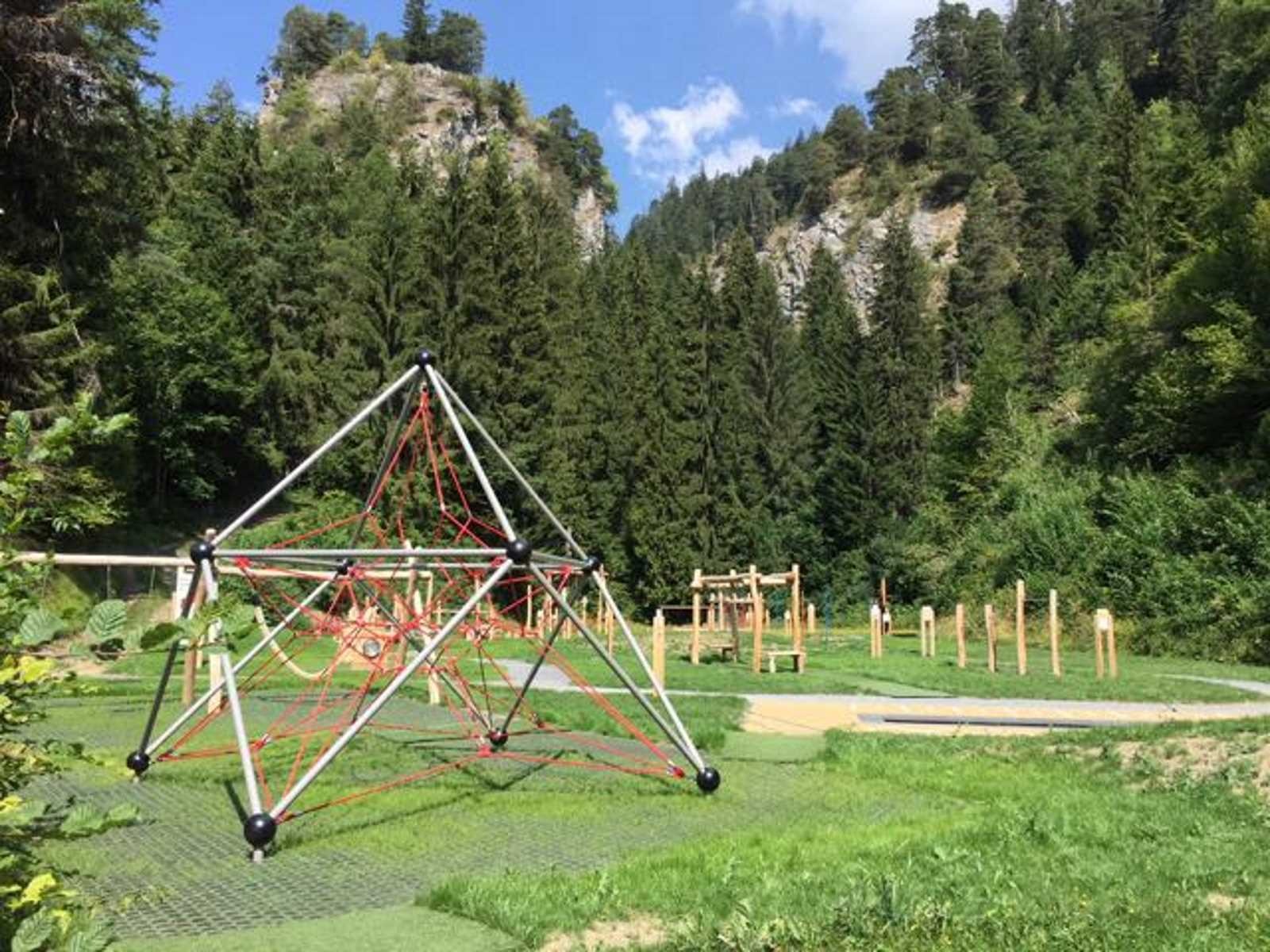 Feuerstelle im Parc da moviment Trin Porclis