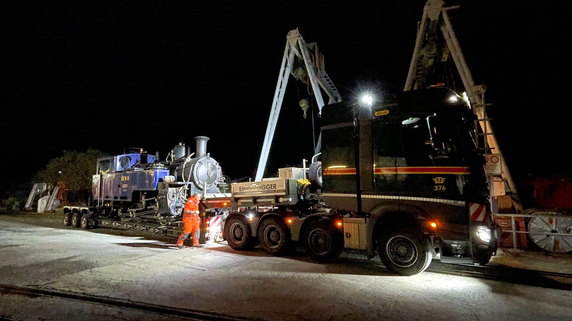 Lok Nr. 1 - Transport Realp-Uzwil - Foto 29.09.23, 02 18 22