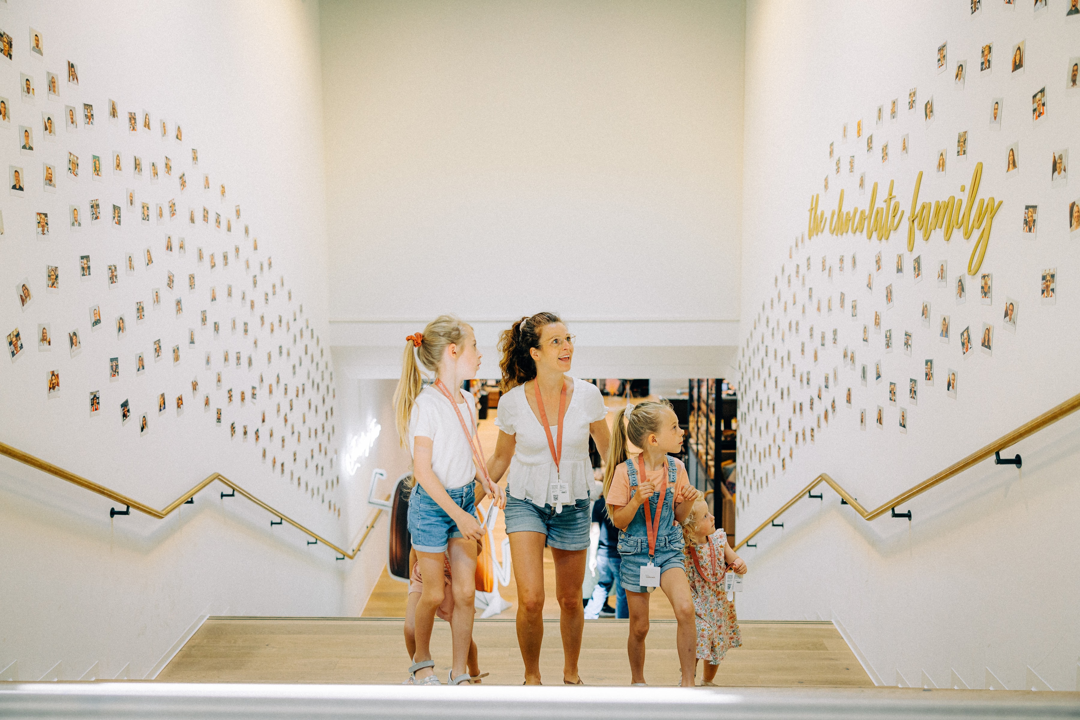 Une mère et ses trois enfants montent les escaliers d'un musée