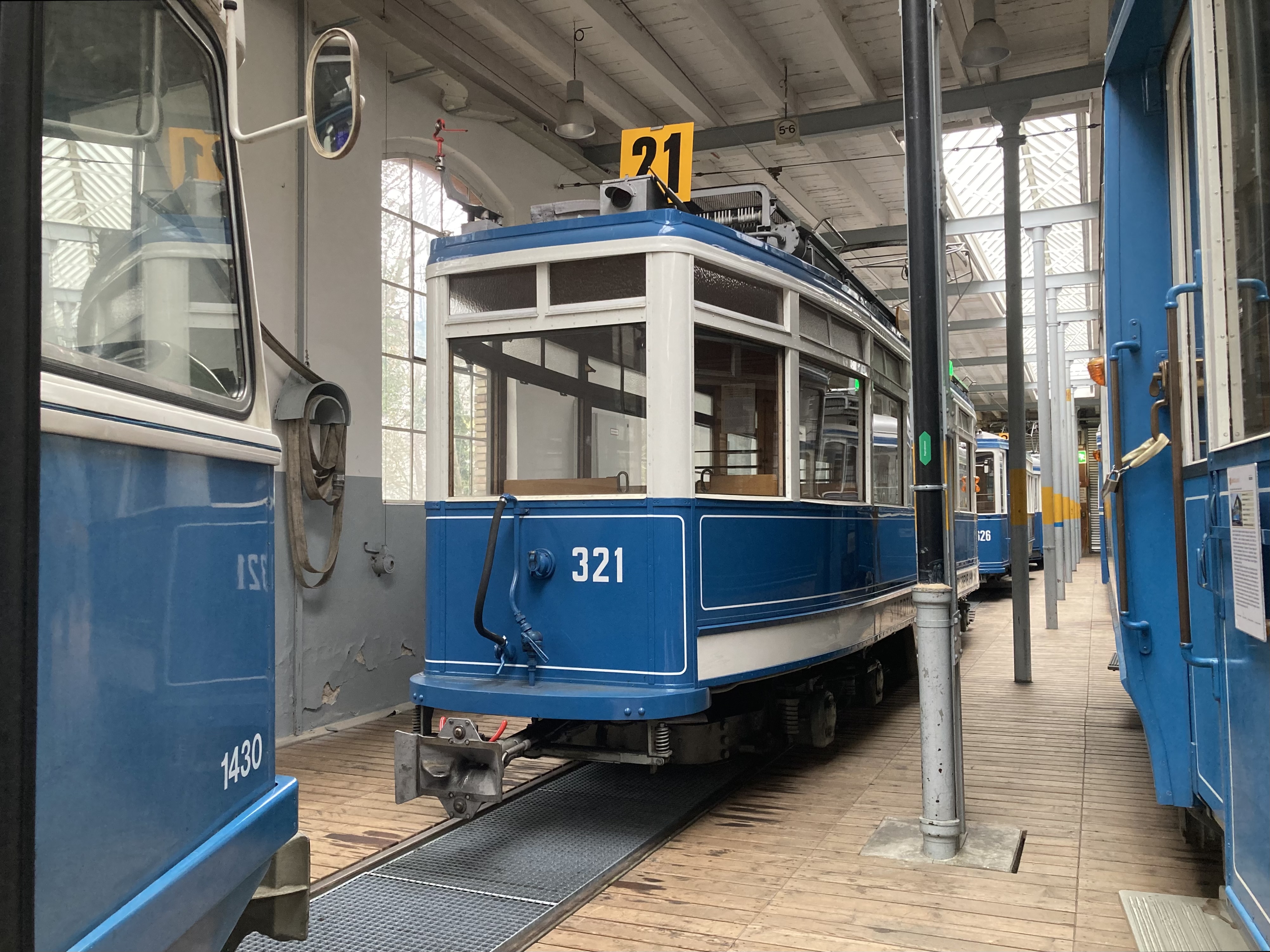 Blau weisses Tram in einer Ausstellugnshalle