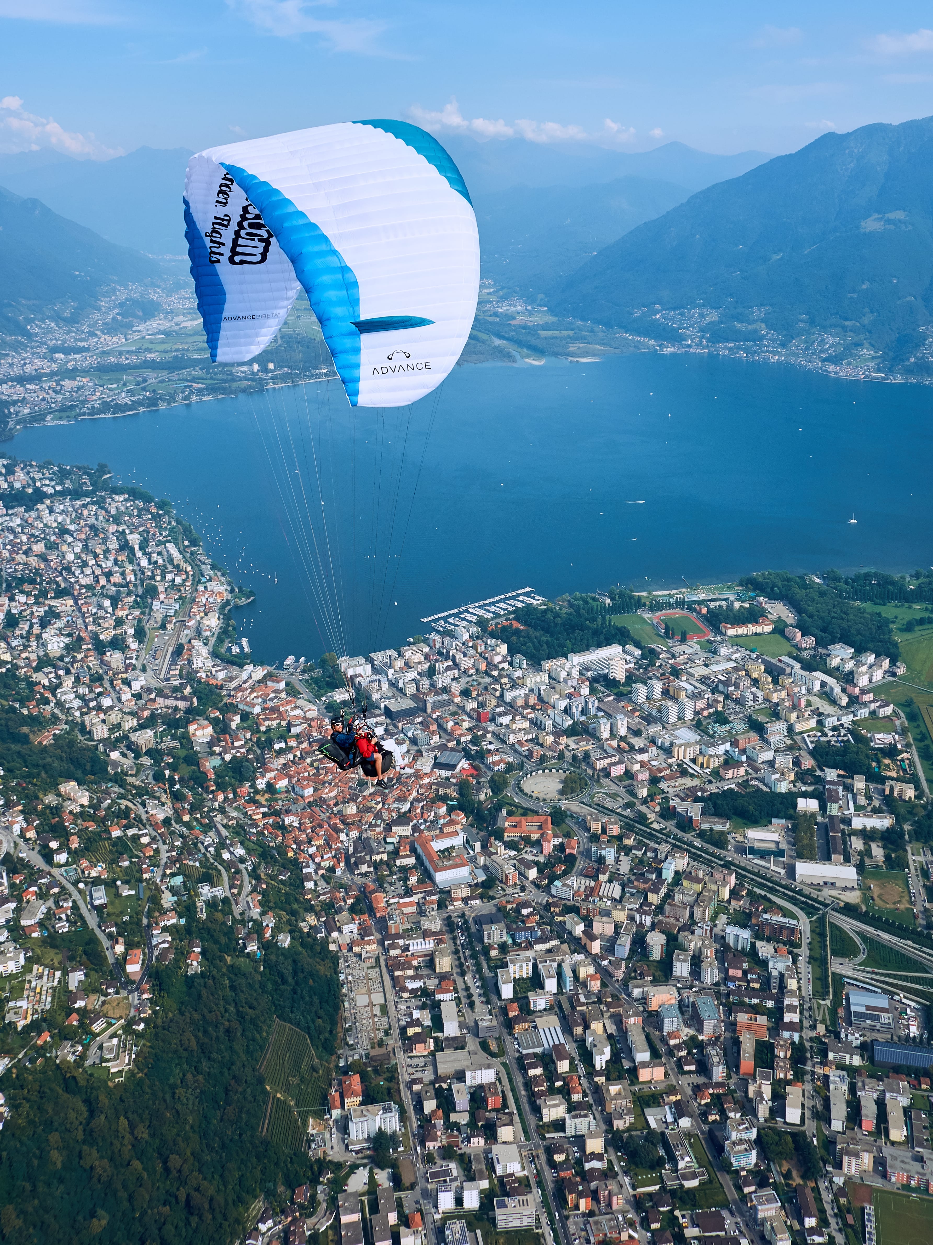 Mit dem Gleitschirm über die Stadt von Locarno. Ein unvergessliches Gleitschirmerlebnis im Tessin