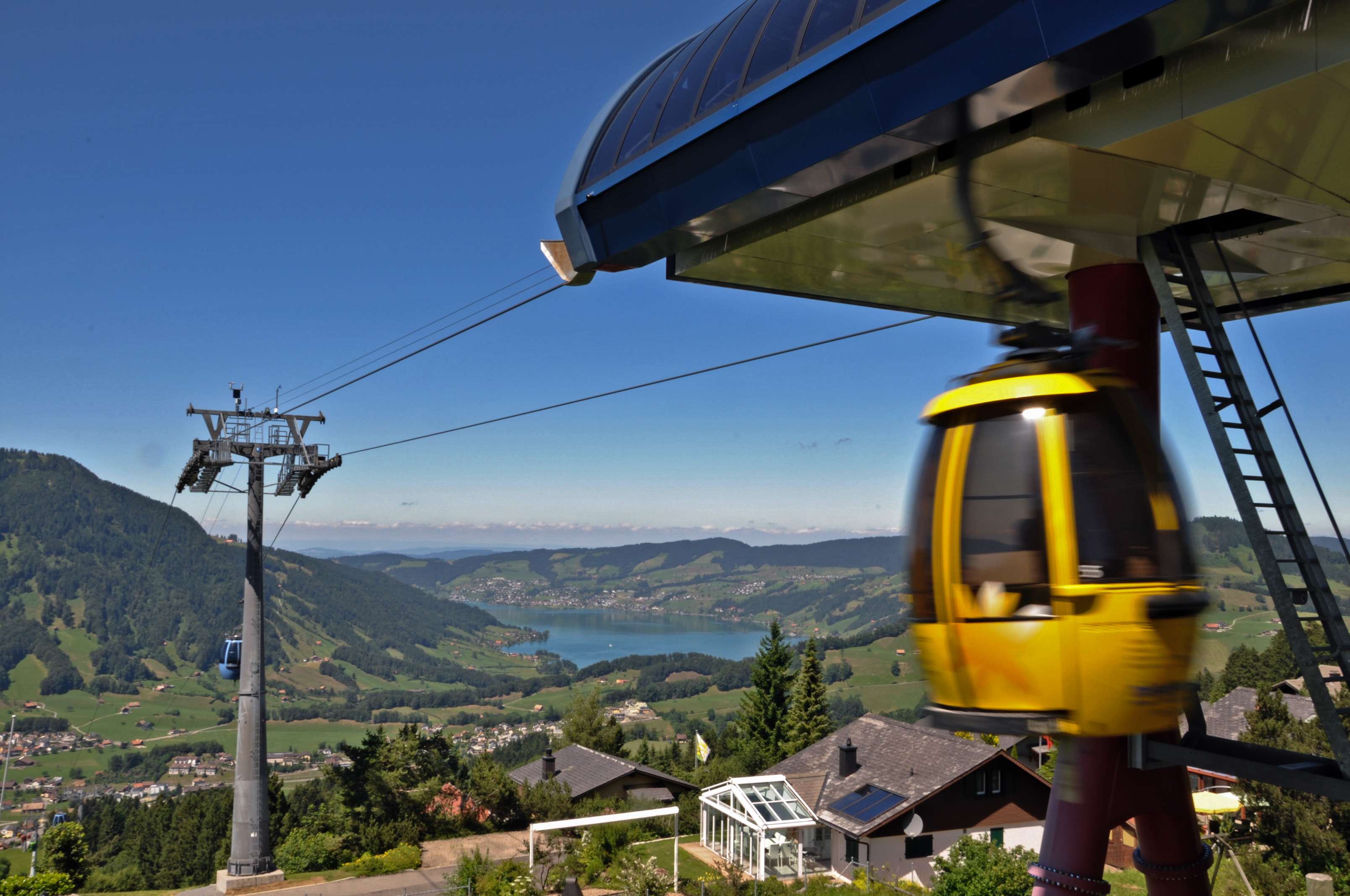 mys-Sattel-Hochstuckli AG-Sattel Hochstuckli AG - 20120729-Drehgondelbahn gelb.jpg