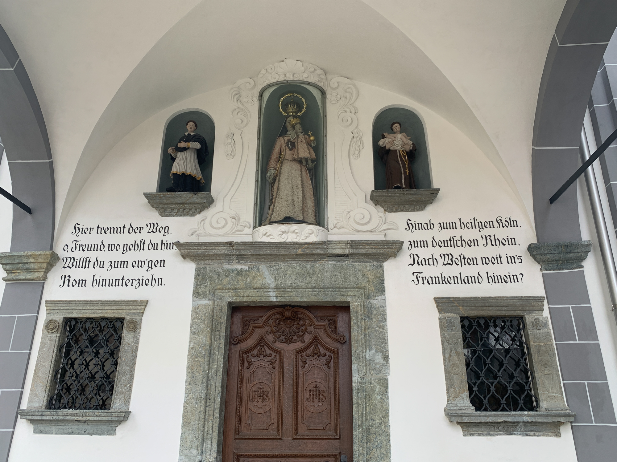 Wegkapelle St. Karl Hospental, Eingang