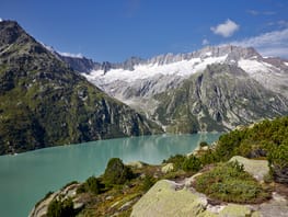 mys-Lago Göscheneralp-Göscheneralpsee mit Dammakette im Hintergrund Lago Göscheneralp