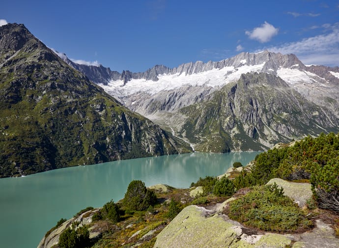 Göscheneralpsee mit Dammakette im Hintergrund