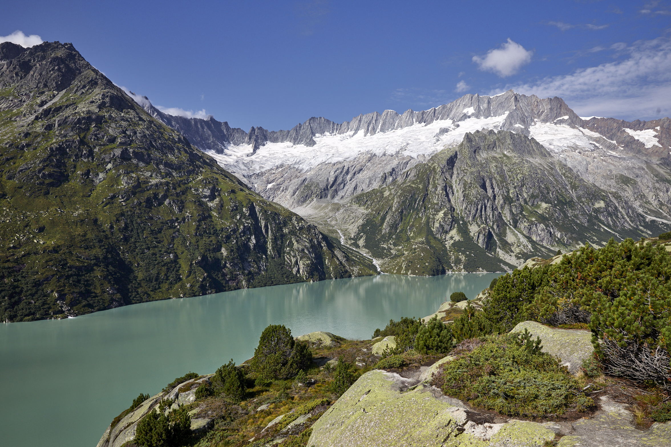 Göscheneralpsee mit Dammakette im Hintergrund