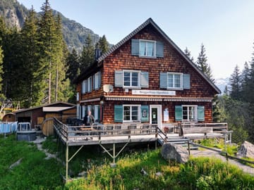 mys-Mountain Guesthouse Alpenblick-Berggasthaus Alpenblick von aussen Mountain Guesthouse Alpenblick
