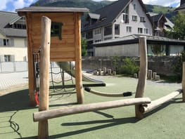 mys-Parco giochi della scuola del villaggio-Spielplatz Dorfschulhaus Andermatt Parco giochi della scuola del villaggio