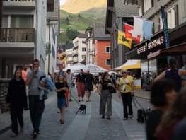 mys-Sabato senza traffico-Menschen die durch Andermatt schlendern Sabato senza traffico