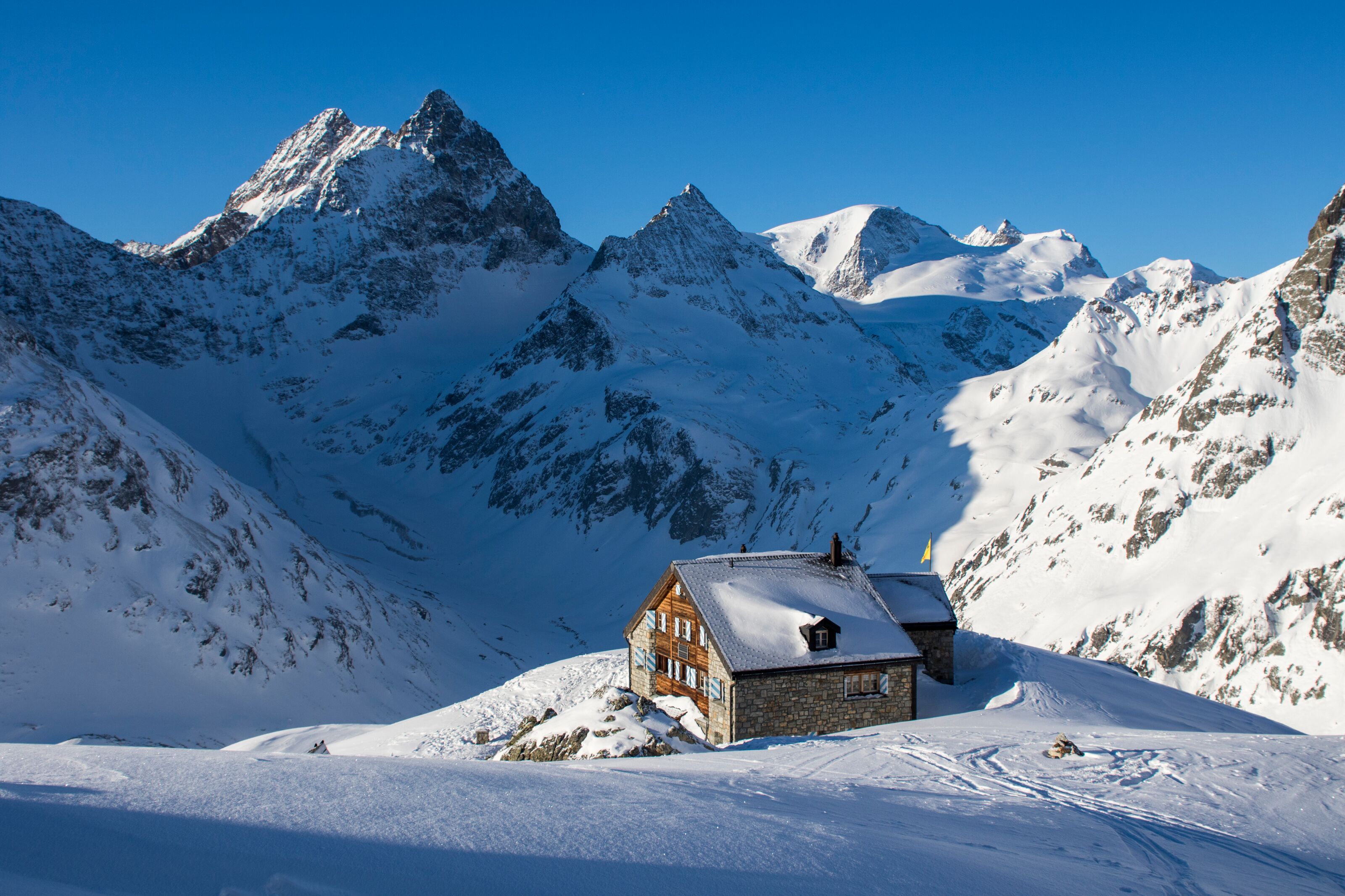 mys-Sustlihütte SAC-Sustlihütte im Winter