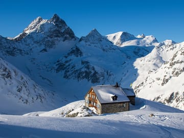mys-Sustli hut CAS -Sustlihütte im Winter Sustli hut CAS