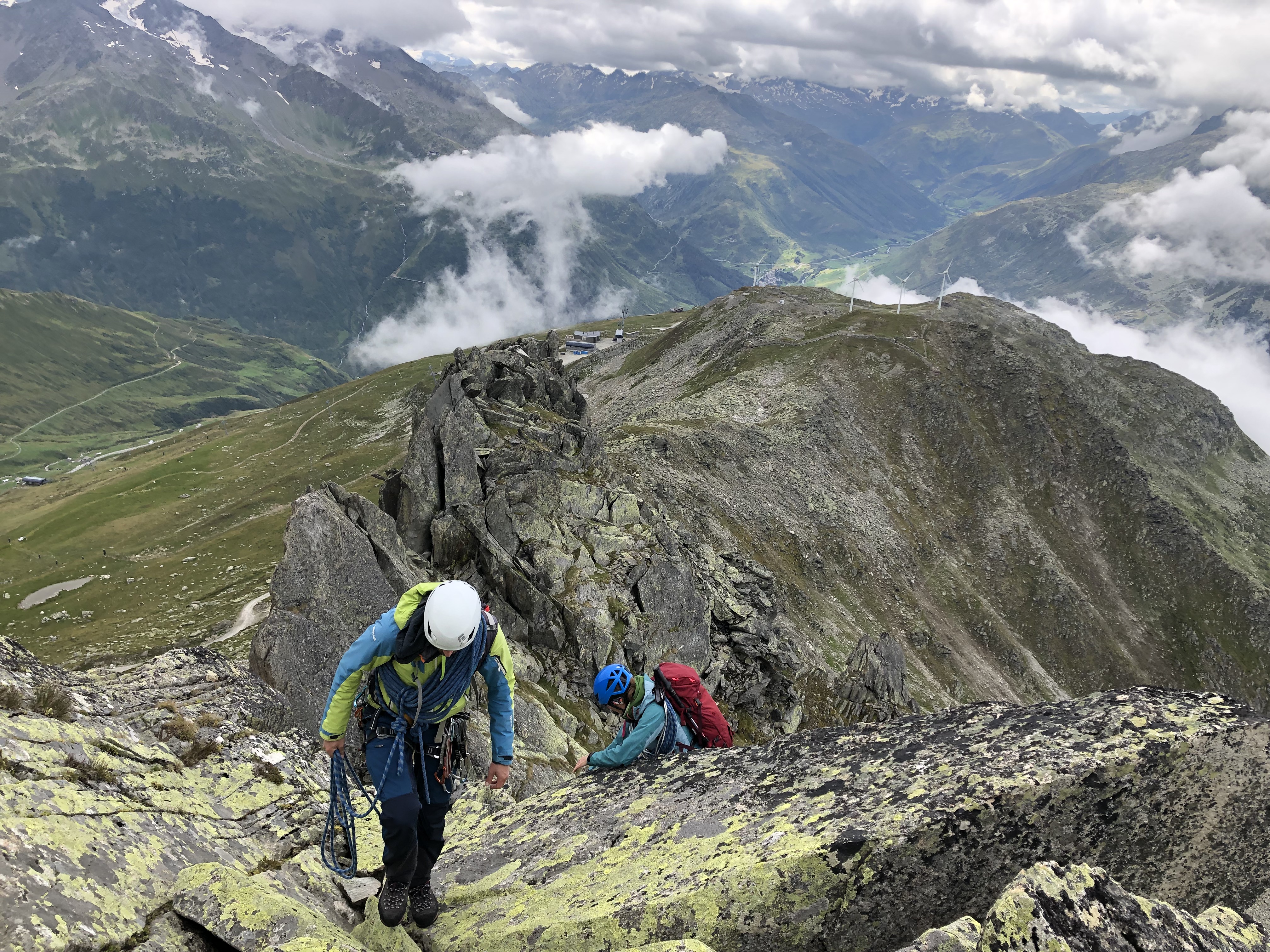 Bergsteiger mit Berglandschaft im Hintergrund