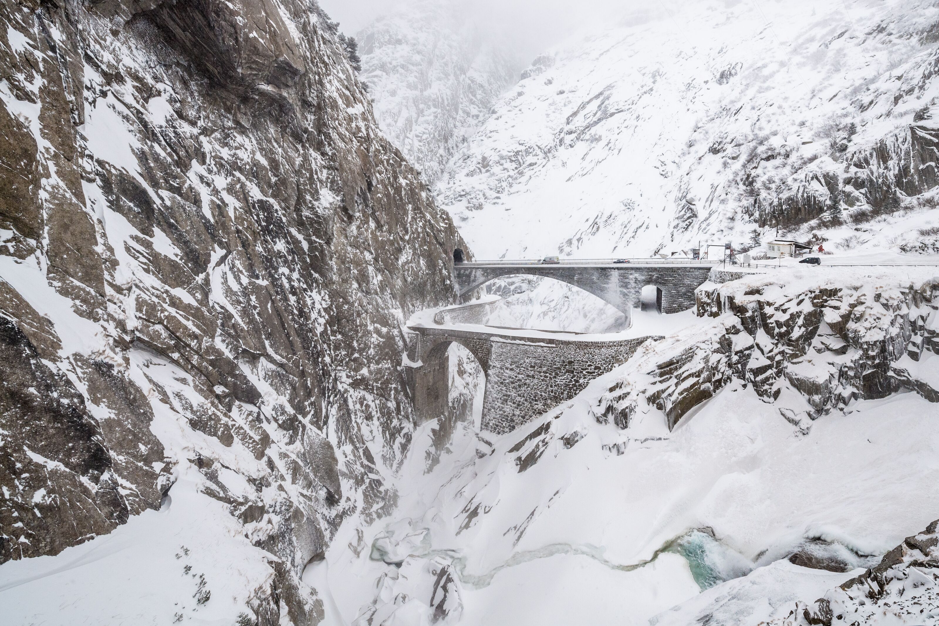 mys-Gorges de Schöllenen-Schöllenenschlucht mitTeufelsbrücke im Winter