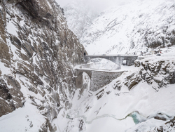 mys-Gorges de Schöllenen-Schöllenenschlucht mitTeufelsbrücke im Winter