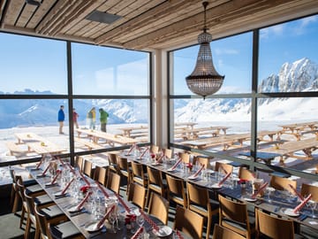Schneehüenerstock Restaurant Winter Valentin Luthiger Under the label Mountain Food, we operate 10 catering establishments on the mountain, of which three are also open in the summer.