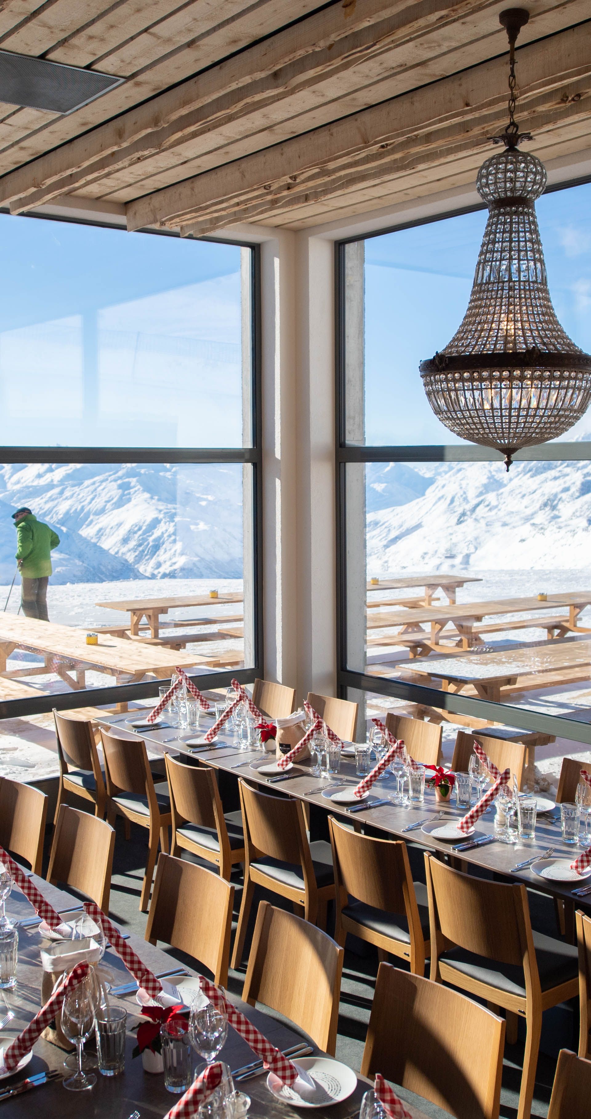 Under the label Mountain Food, we operate 10 catering establishments on the mountain, of which three are also open in the summer.