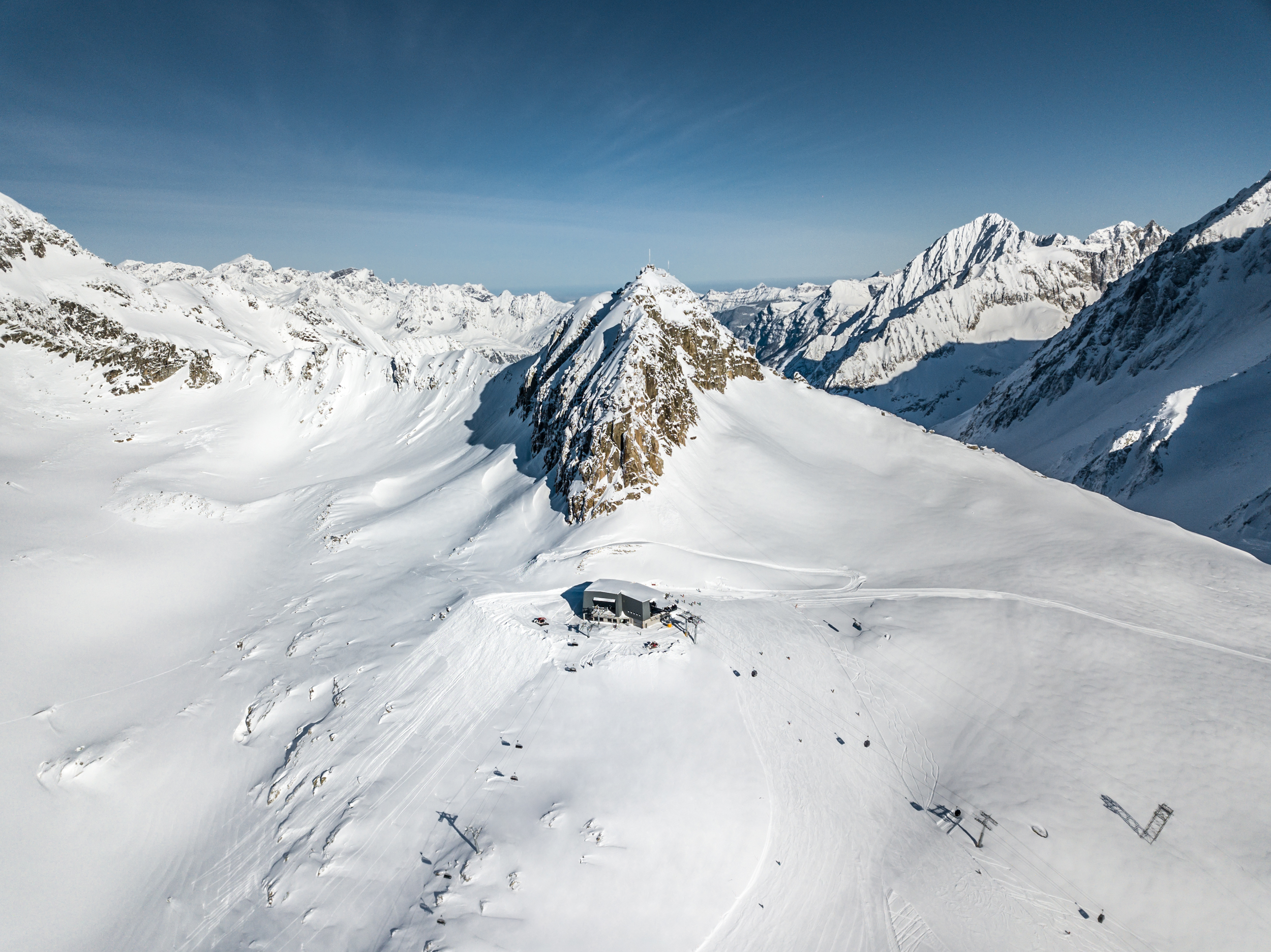 Durch den Zusammenschluss der SkiArena Andermatt-Sedrun und den Bergbahnen Disentis, können Sie auf Skis und Snowboard über 180 Pistenkilometer geniessen.