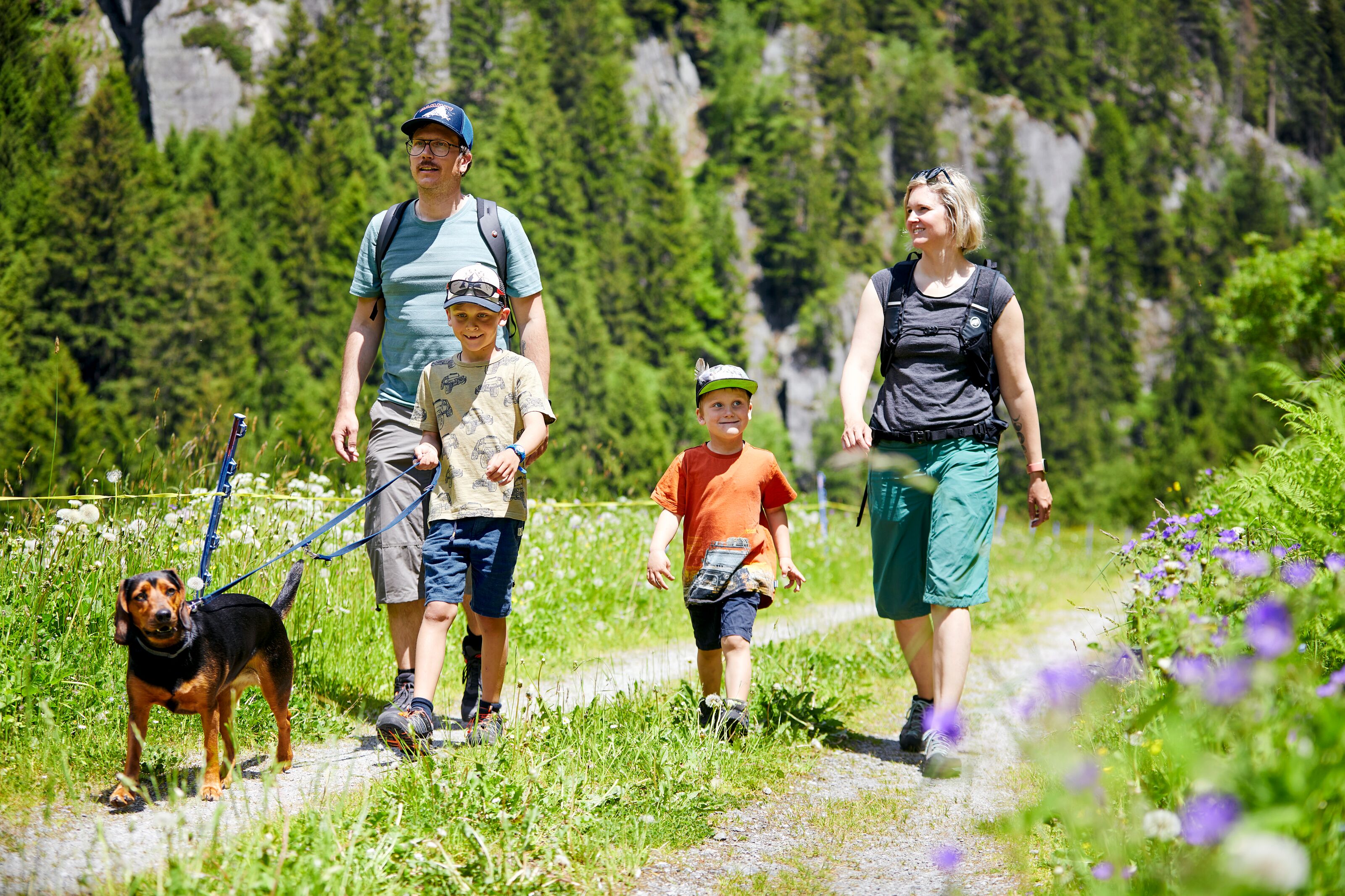Familie beim Wandern in der Göscheneralp