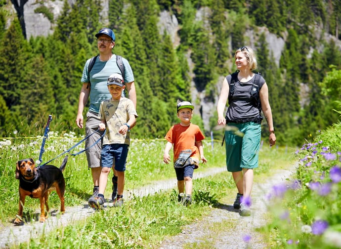 Familie beim Wandern in der Göscheneralp