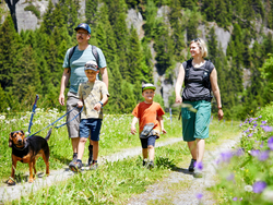 mys-Hörgeschichten «vo geschter und hittä»-Familie beim Wandern in der Göscheneralp