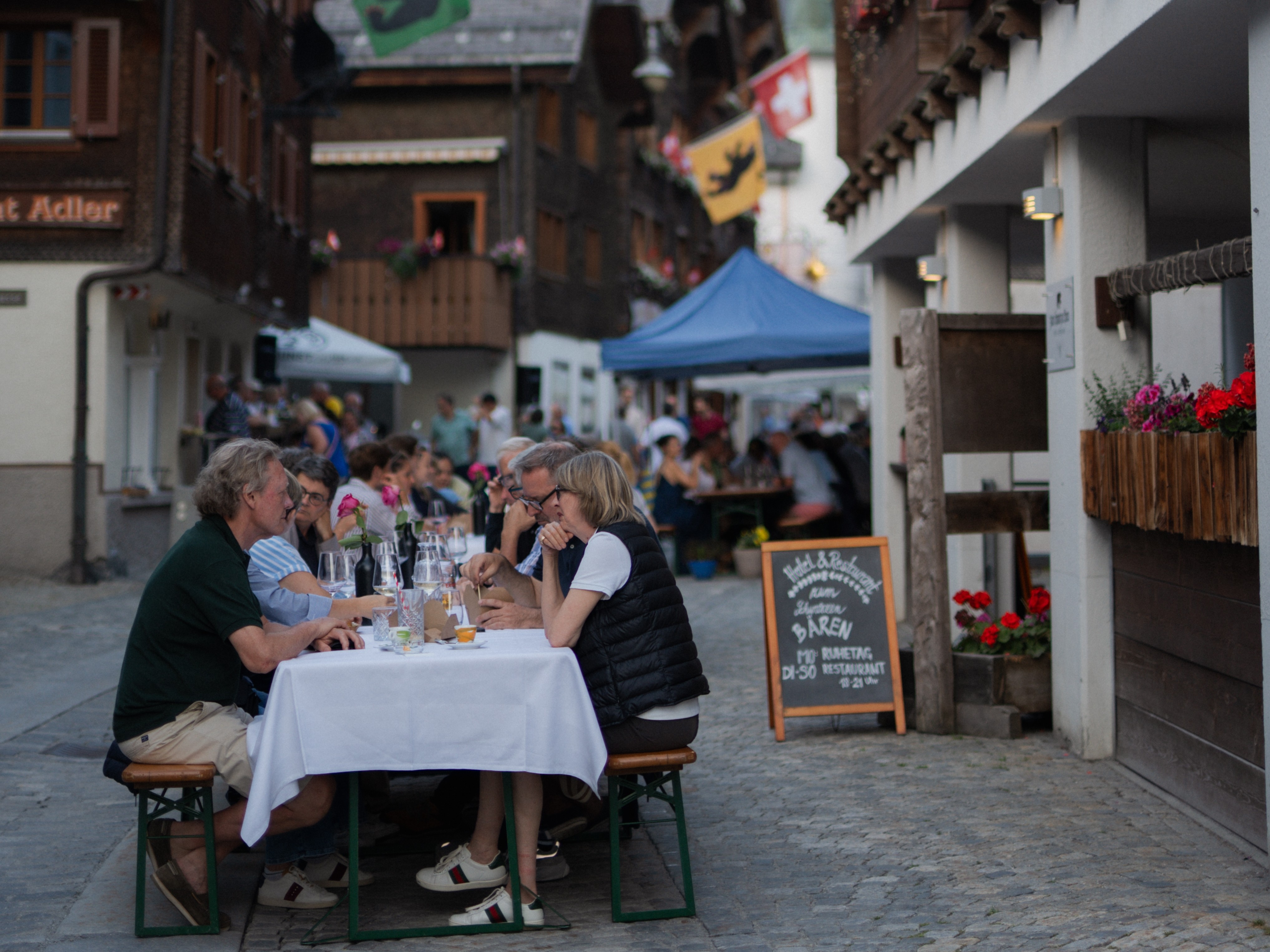 Personen, die am Tisch sitzen in Andermatt
