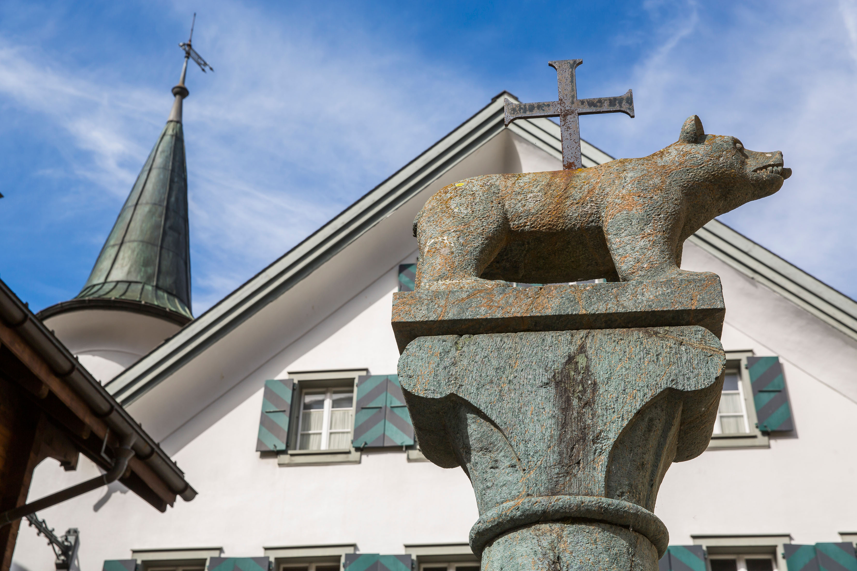 Rathaus Andermatt mit Brunnen