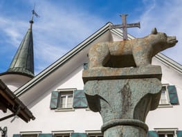 mys-Municipio di Ursern-Rathaus Andermatt mit Brunnen Fontana del villaggio