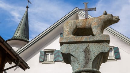 Rathaus Andermatt mit Brunnen