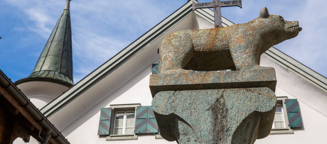 Rathaus Andermatt mit Brunnen