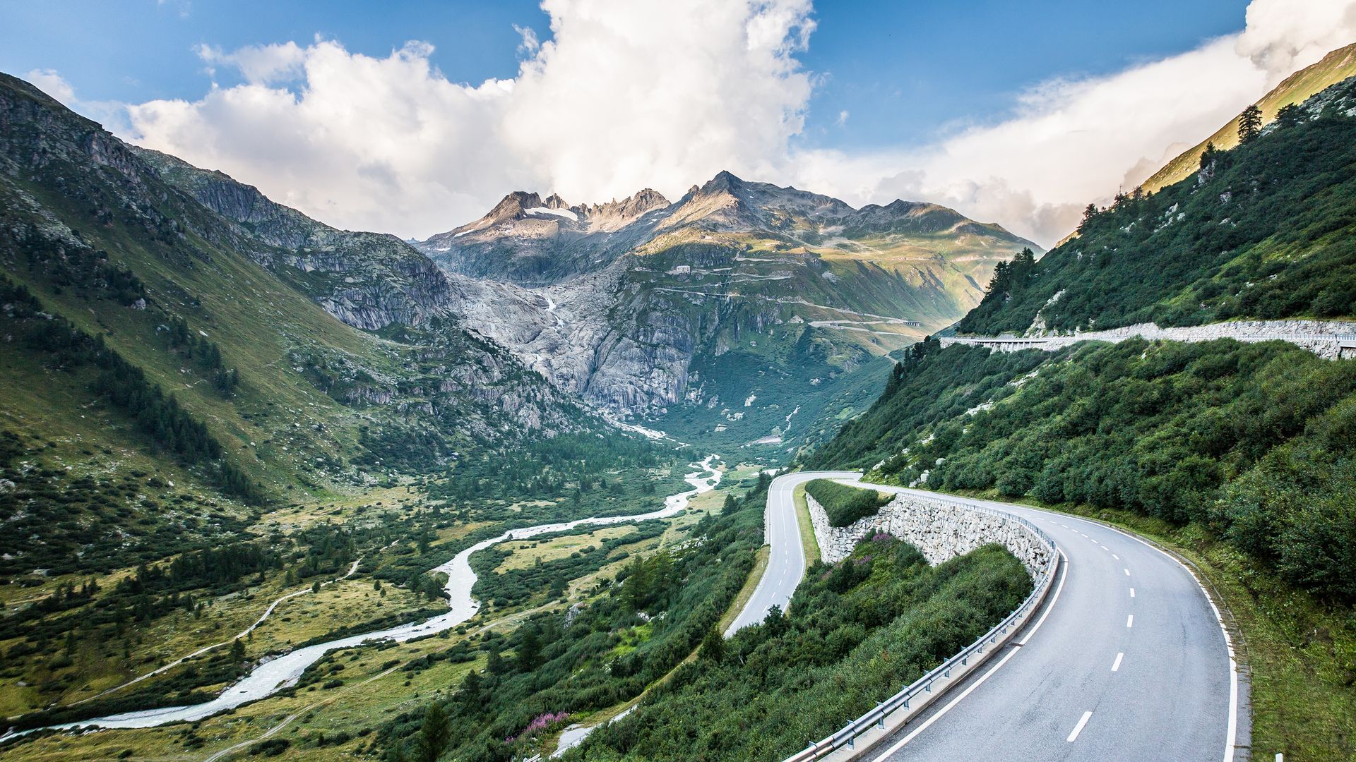 Andermatt is the ideal starting point for breath-taking pass rides by road bike, oldtimer or motorcycle.