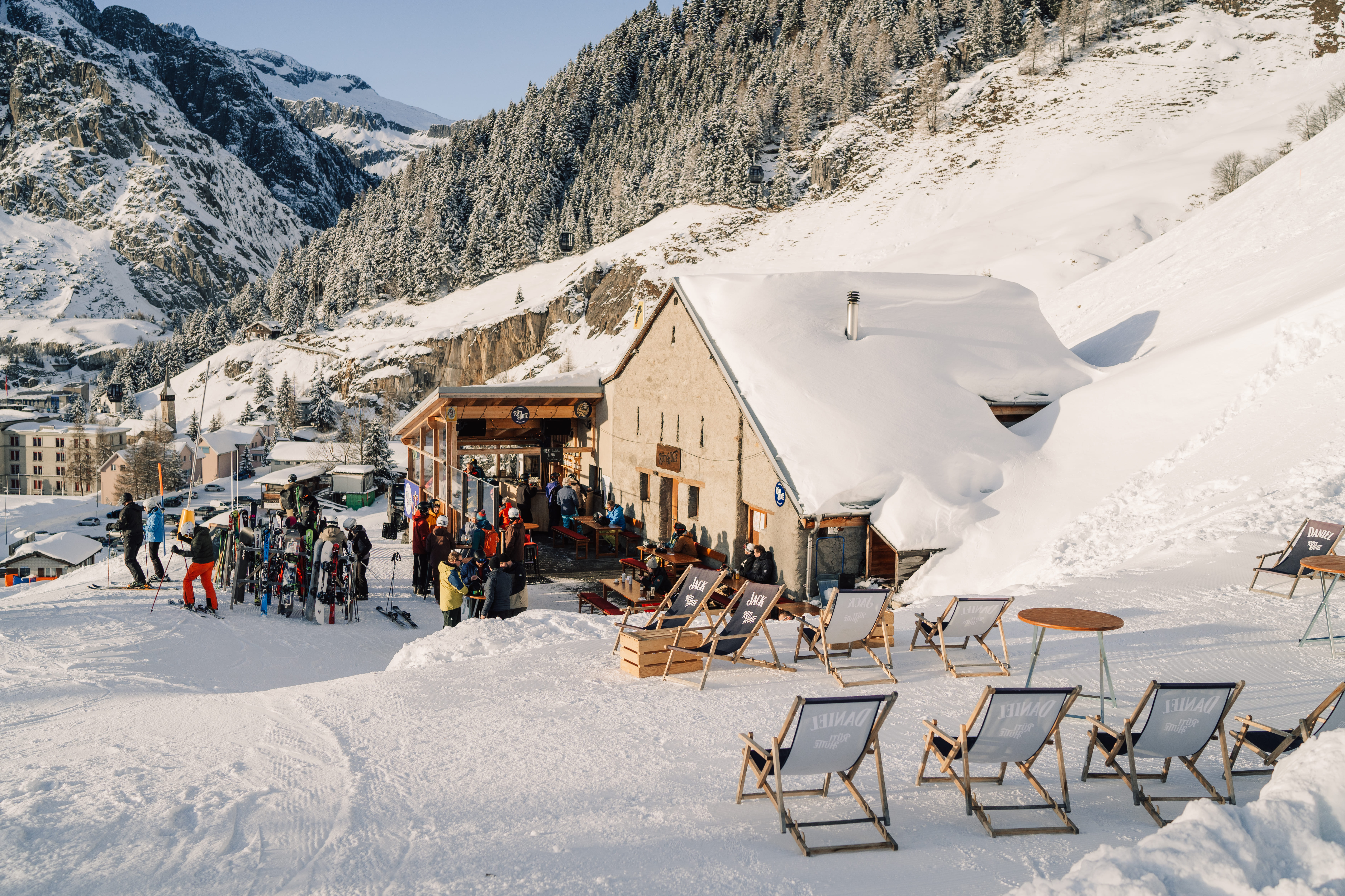 Liegestühle mit Blick auf Rüti Hütte
