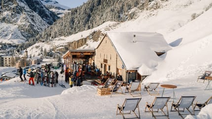 Liegestühle mit Blick auf Rüti Hütte