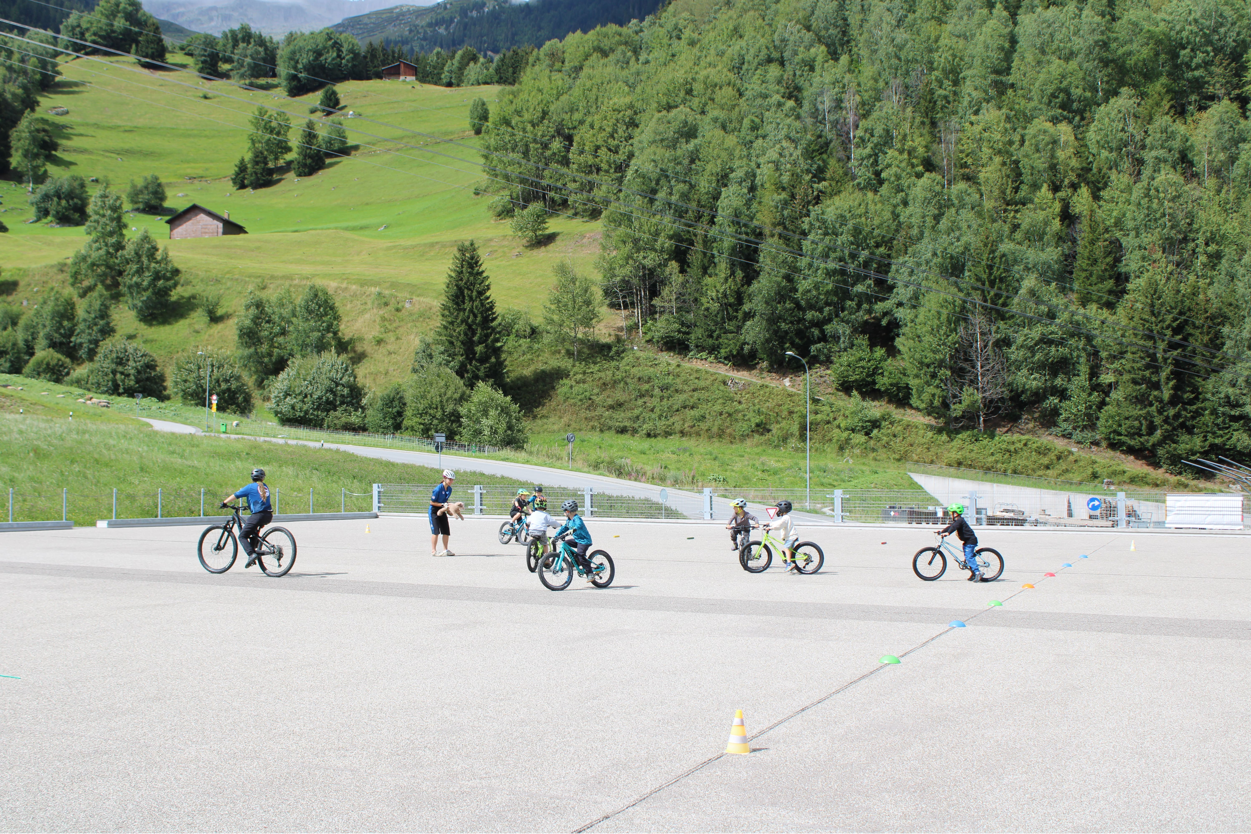 Kinder lernen spielerisch mountainbiken