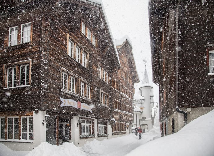 Dorf Andermatt bei Schneefall