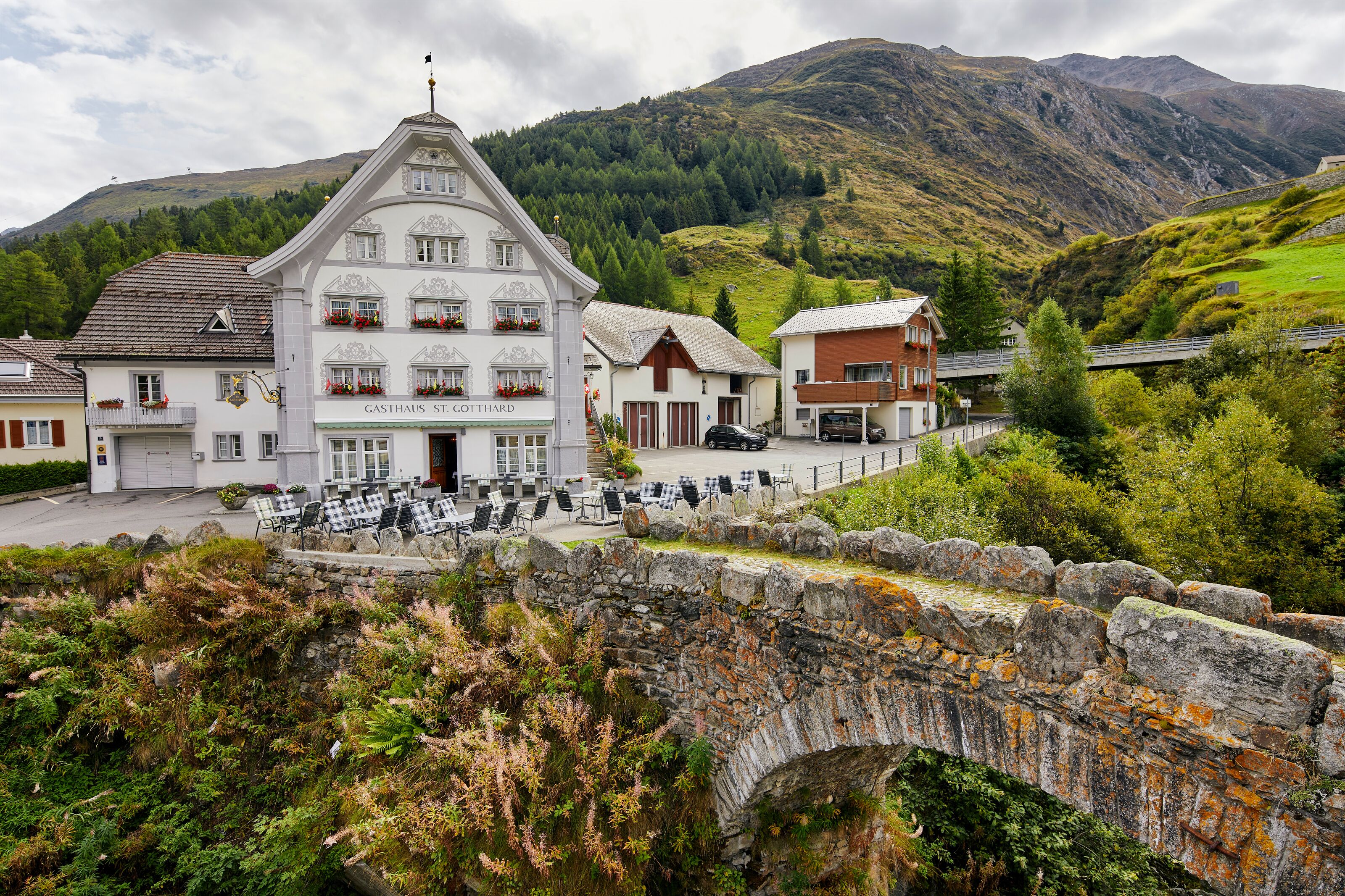 Hotel St. Gotthard mit Brücke