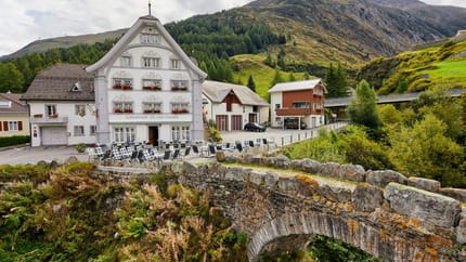 Hotel St. Gotthard mit Brücke