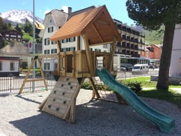 mys-Parco giochi del centro anziani-Spielplatz beim Seniorenzentrum Andermatt Parco giochi del centro anziani