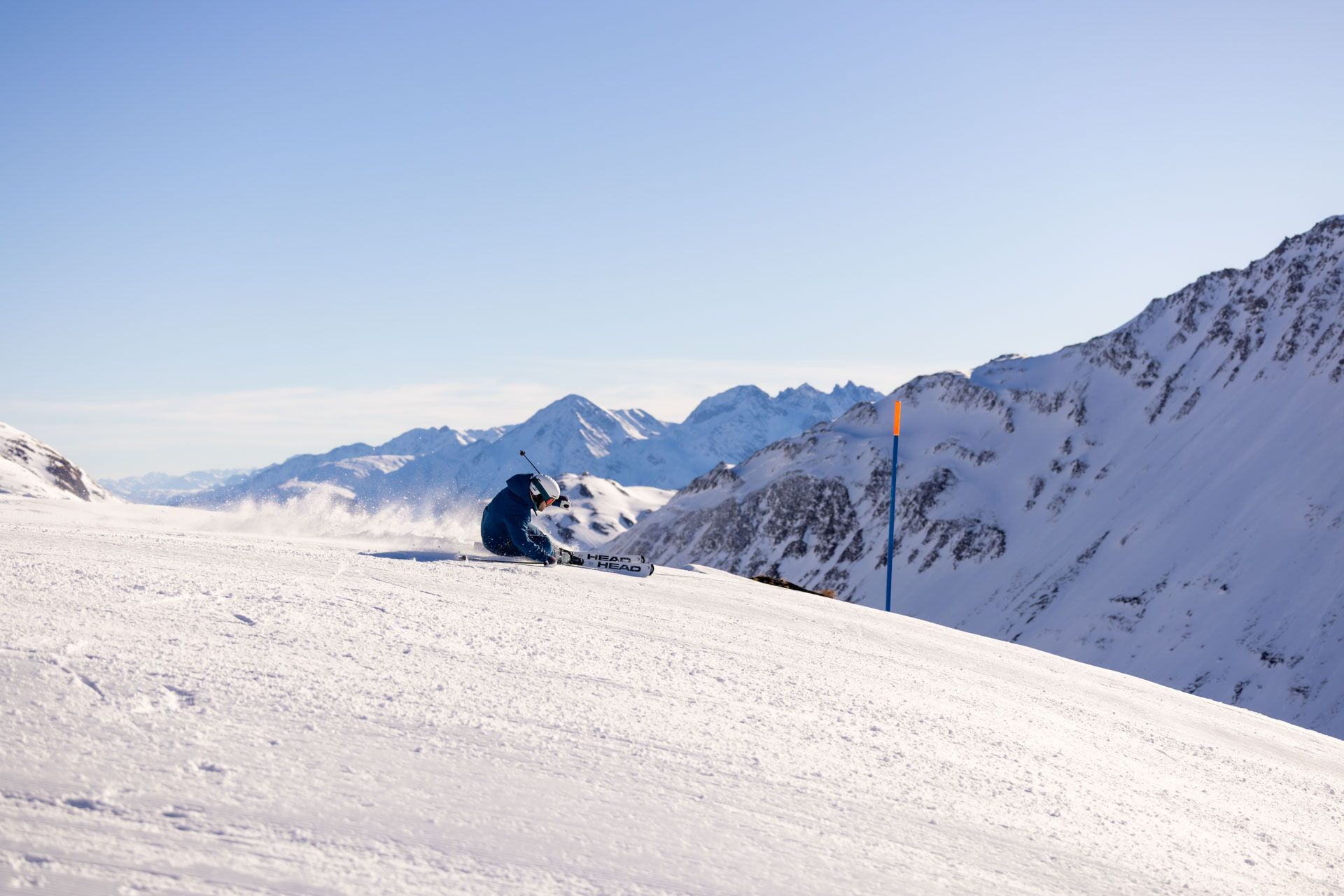Skifahrer unterwegs auf einer verschneiten Skipiste am GĂ¼tsch.