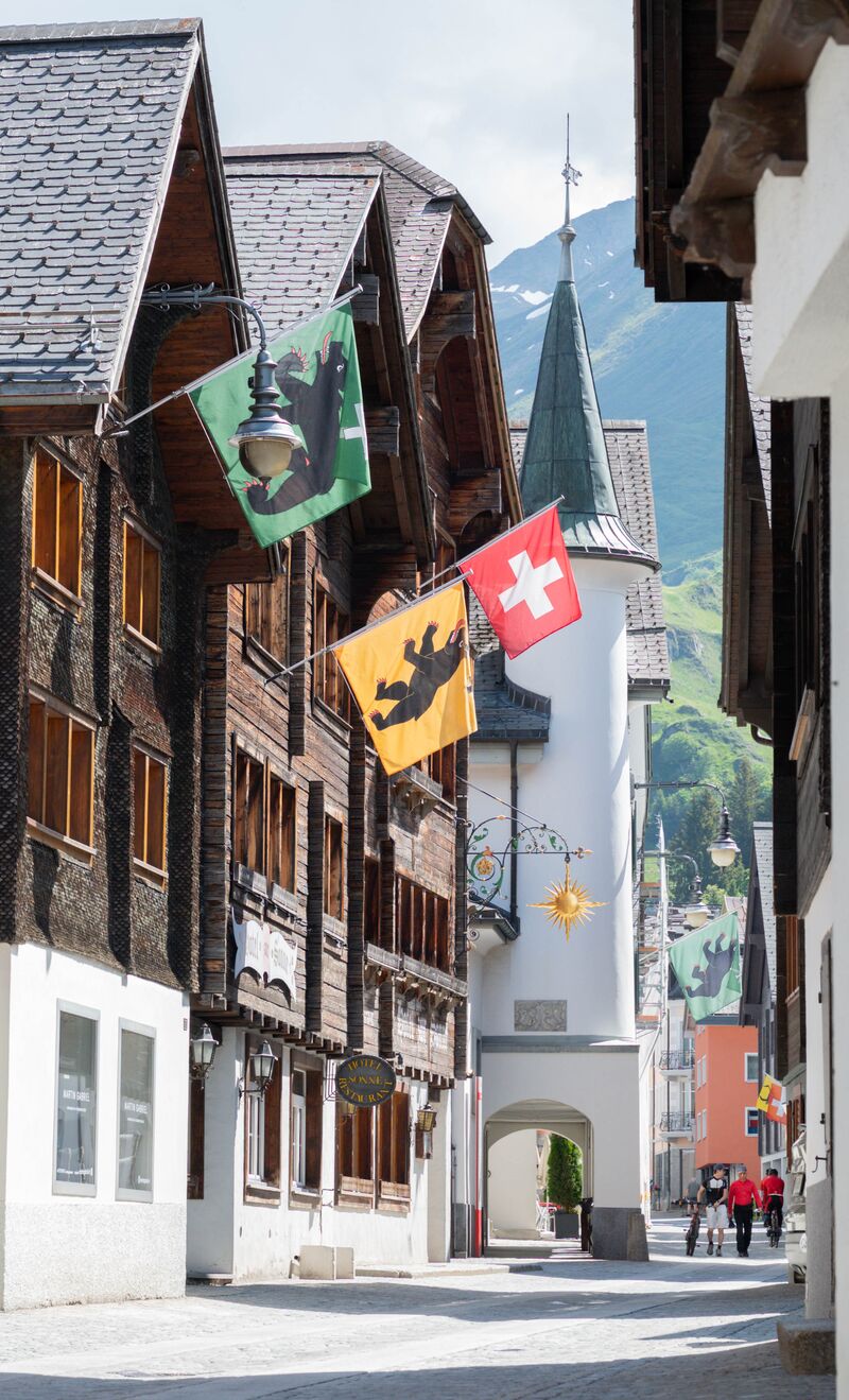 Historischer Dorfteil mit Turm und Laube