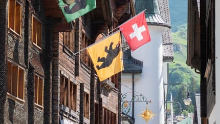Historischer Dorfteil mit Turm und Laube