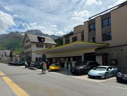 mys-The Aurora Andermatt-Blick auf Aurora-Tankstelle The Aurora Andermatt