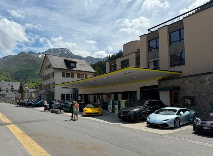 Blick auf Aurora-Tankstelle