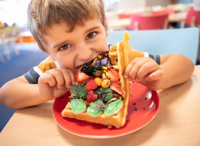 mys-Matti Waffle Day-Waffeltag- essendes Kind