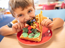 mys-Matti Waffle Day-Waffeltag- essendes Kind